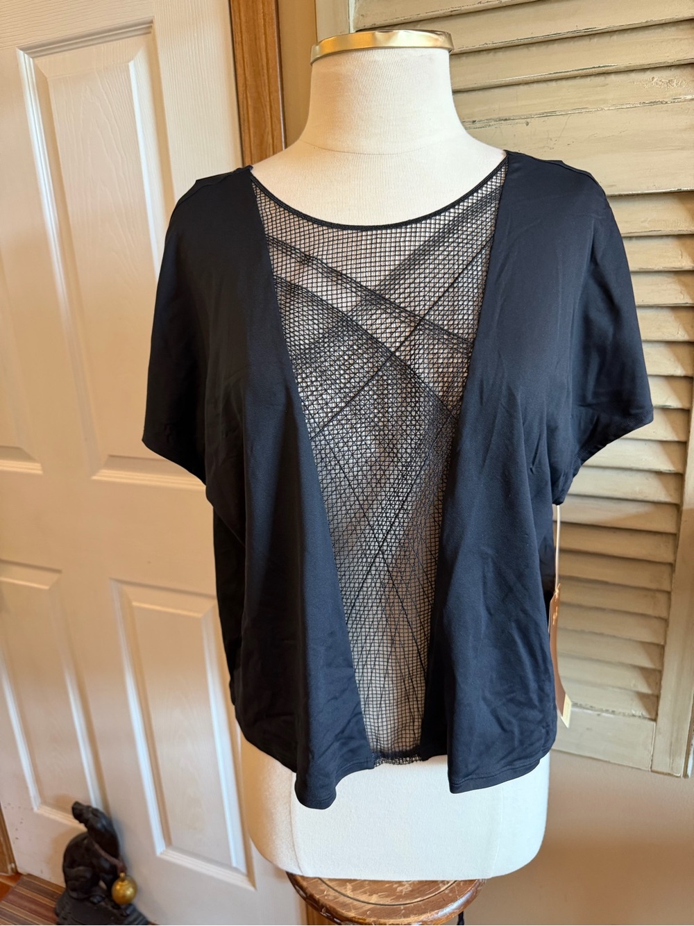 Under Armour Black Short-Sleeve Mesh Front Tee Beautiful ⭐️⭐️⭐️⭐️⭐️🧚🏻🛍️💜